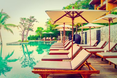 Şemsiyeleri ve sandalyeler Yüzme Havuzu etrafında