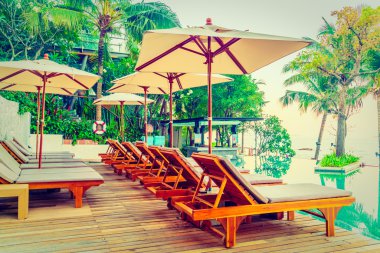 Şemsiyeleri ve sandalyeler Yüzme Havuzu etrafında