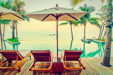 Şemsiyeleri ve sandalyeler Yüzme Havuzu etrafında