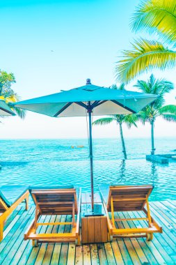 Şemsiyeleri ve sandalyeler Yüzme Havuzu etrafında