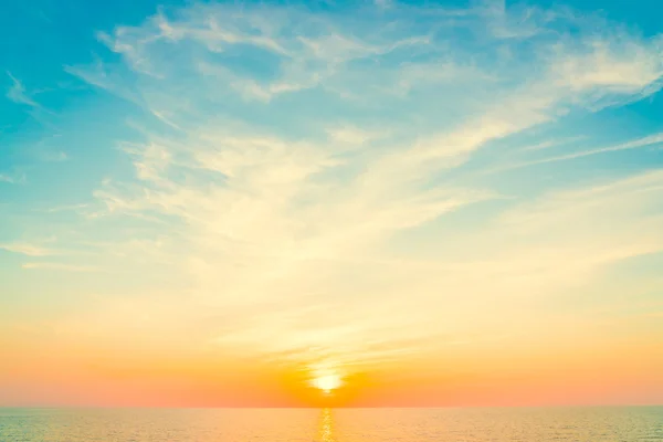 Pôr-do-sol no mar ao entardecer — Fotografia de Stock