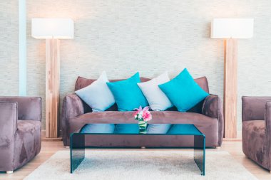 Kanepe ve oturma odasında yastıklar