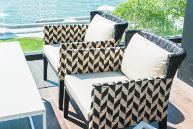 Modern sandalye ve masa