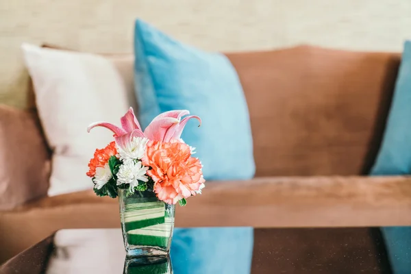 Vaso de flores na mesa na sala de estar — Fotografia de Stock