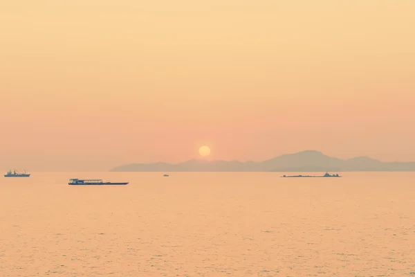 Puesta de sol en el mar al atardecer — Foto de Stock