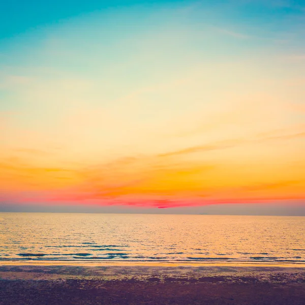 Puesta de sol en el mar al atardecer — Foto de Stock
