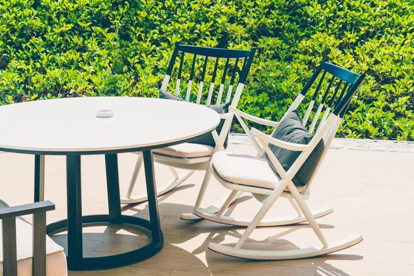 Moderne stoelen en tafel — Stockfoto