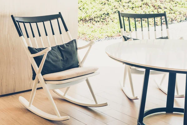 Moderne Stühle und Tisch — Stockfoto
