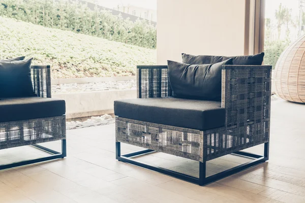 Deck im Freien mit modernen Stühlen — Stockfoto