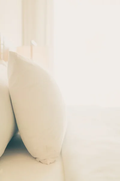 Travesseiros brancos no quarto — Fotografia de Stock
