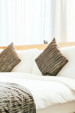 Yastıklar üzerinde güzel lüks yatak odası