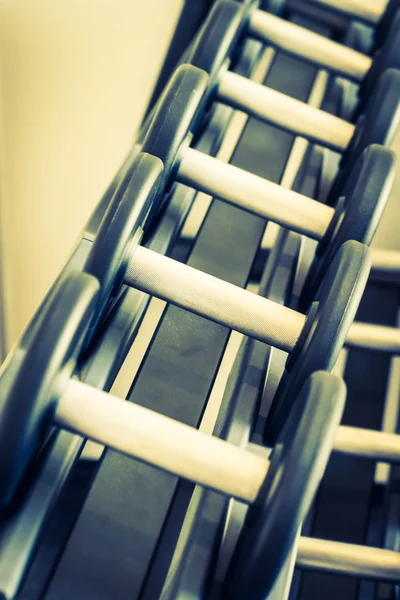 Kurzhantelgeräte im Fitnessstudio — Stockfoto