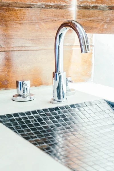 Wasserhahn und Waschbecken im Badezimmer — Stockfoto