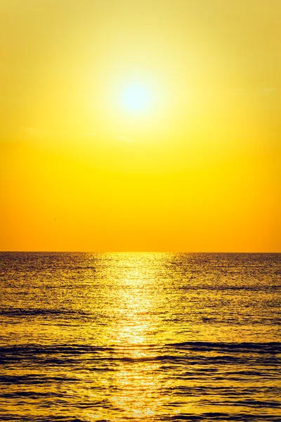 Schöner Sonnenaufgang und Meer — Stockfoto