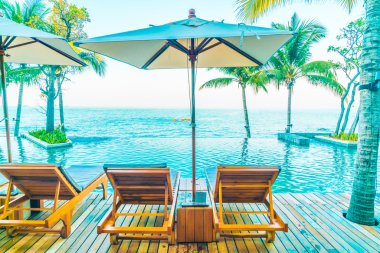 Şemsiyeleri ve sandalyeler Yüzme Havuzu etrafında