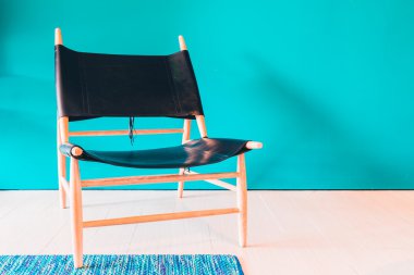 Oturma odasında modern sandalye