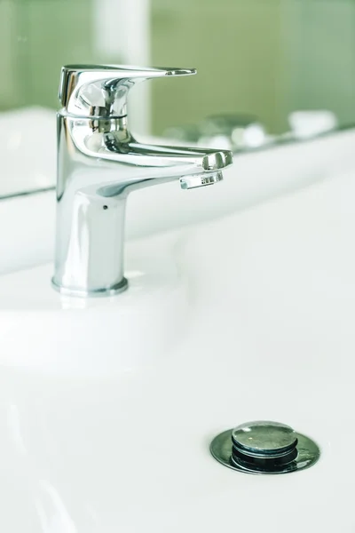 Кран воды в ванной комнате — стоковое фото