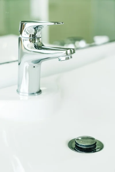 Agua del grifo en el baño —  Fotos de Stock