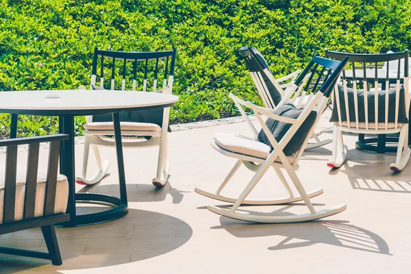Chaises et table modernes — Photo