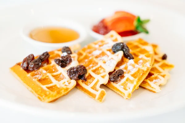 Sobremesa de waffle com engarrafamento de morango — Fotografia de Stock