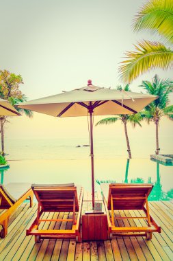 Şemsiyeleri ve sandalyeler Yüzme Havuzu etrafında