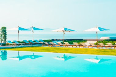 Lüks otel yüzme havuzu