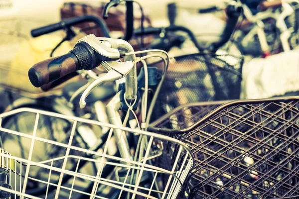 Handgrepen van stad fietsen — Stockfoto