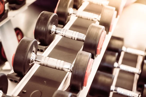 Equipos de mancuerna en gimnasio — Foto de Stock