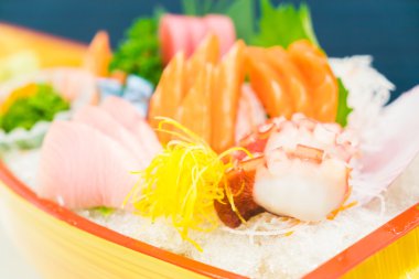 Çiğ taze balık sashimi