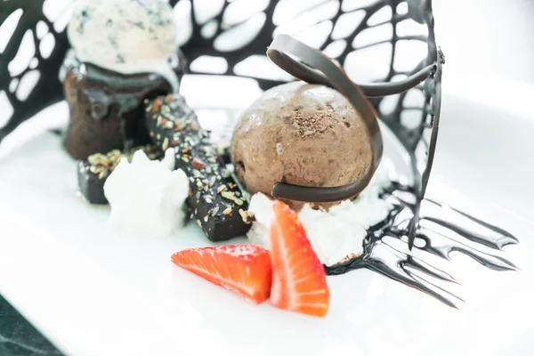 Dessert sucré avec crème glacée au chocolat — Photo