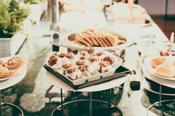 Buffet de catering en el restaurante del hotel — Foto de Stock