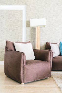 Oturma odasında kanepe üzerinde yastıklar