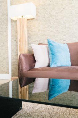 oturma odasında kanepede yastık