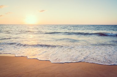 Günbatımı ile deniz ve plaj