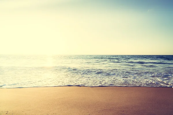 Zonsondergang met zee en strand — Stockfoto