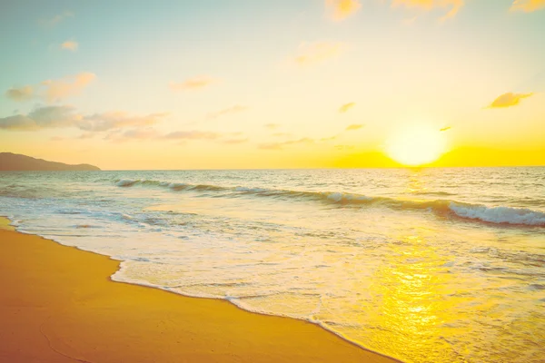 Günbatımı ile deniz ve plaj — Stok fotoğraf