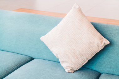 Oturma odasında kanepede yastık