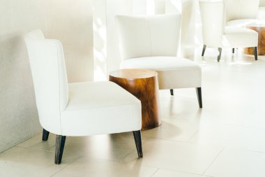 oturma odasında sandalye