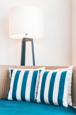 oturma odasında kanepede yastık