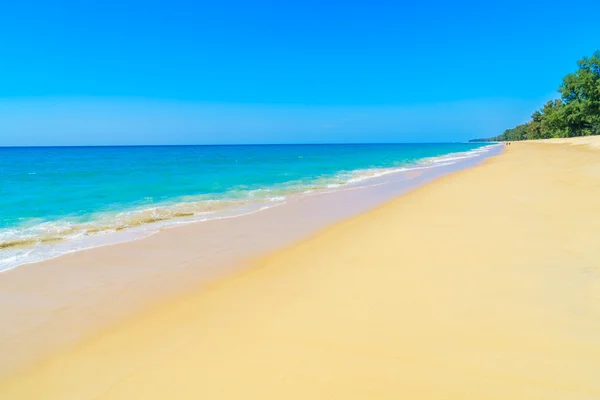 Piękna plaża i morze — Zdjęcie stockowe