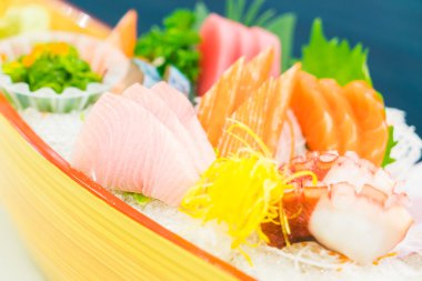 Çiğ taze balık sashimi