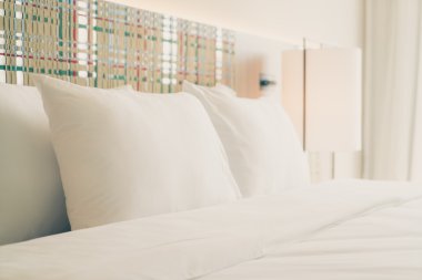 Yatak üzerinde beyaz yastıklar