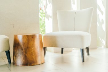 Kanepe ve sandalye oturma odasında