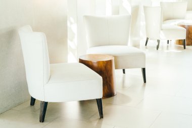 Kanepe ve sandalye oturma odasında