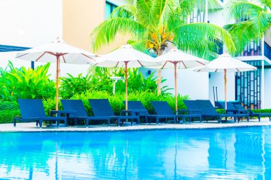 Şemsiyeleri ve sandalyeler Yüzme Havuzu etrafında