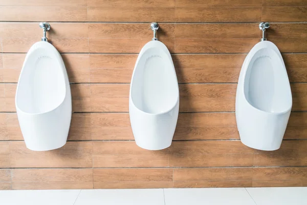Urinóis em homens banheiro — Fotografia de Stock