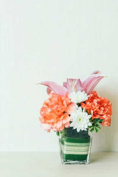 거실에서 꽃병 꽃 — 스톡 사진