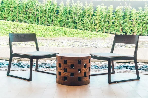 Moderne stoelen en tafel — Stockfoto