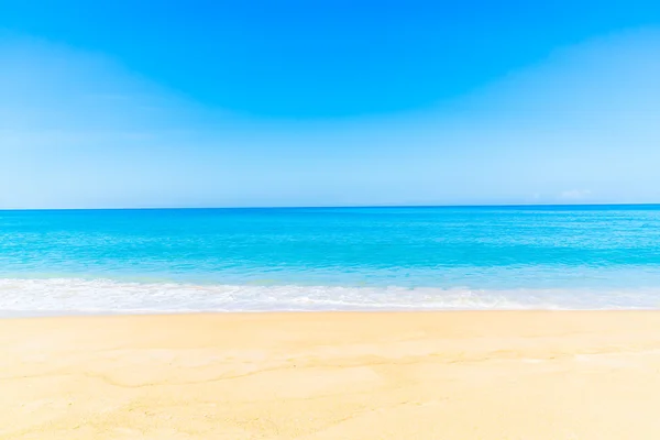 Beautiful beach and sea — Stock Photo, Image