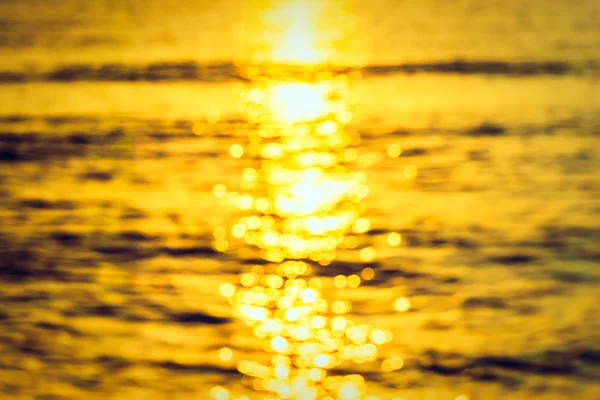 Морская вода с отражением солнечного света — стоковое фото